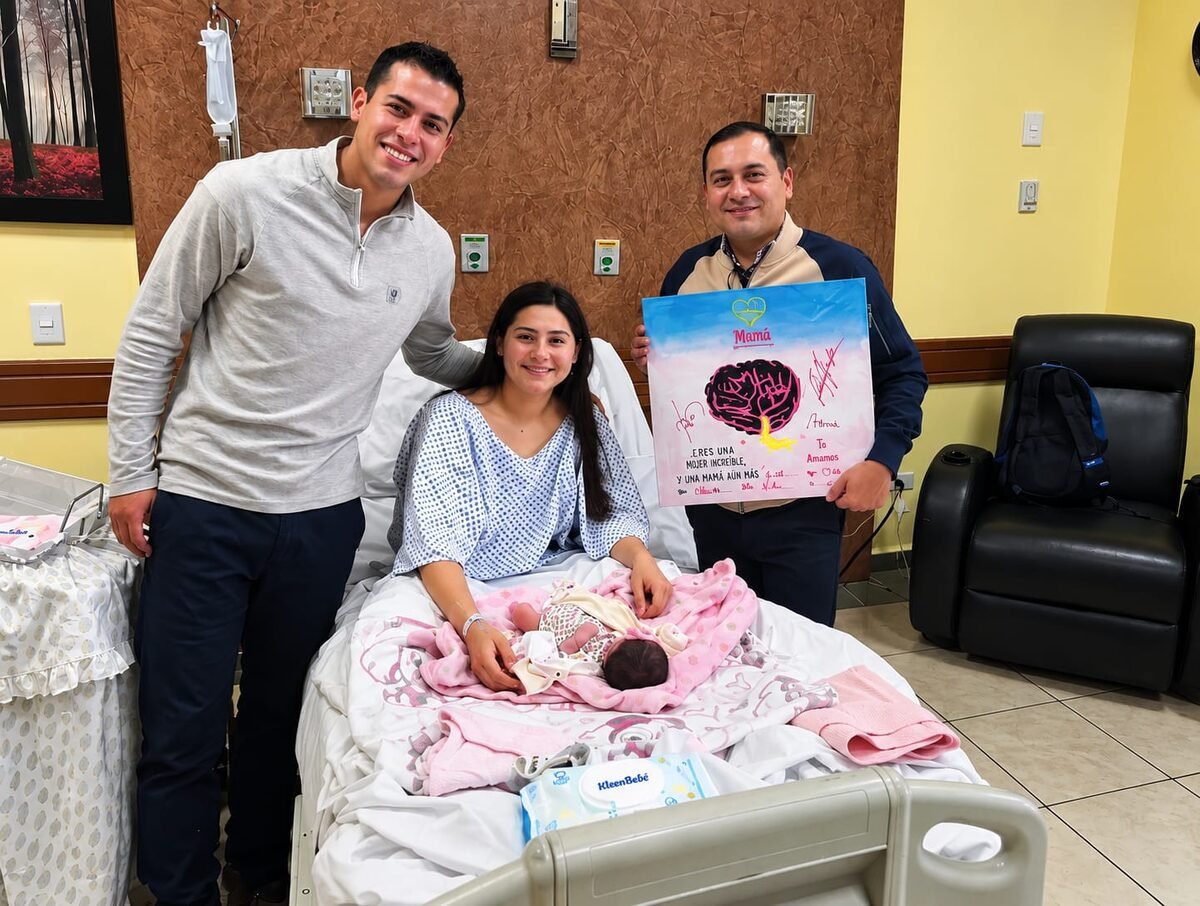 Dr. Ojeda con paciente y recién nacido